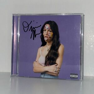SIGNED OLIVIA RODRIGO SOUR CD